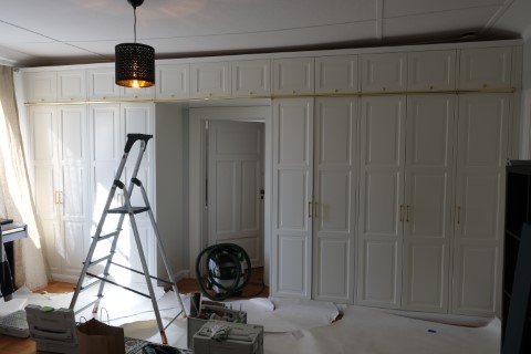 Detaljbild av garderob i allmogestil med stege